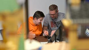 Erwachsene vergessen beim Lego-Bauen die Zeit.