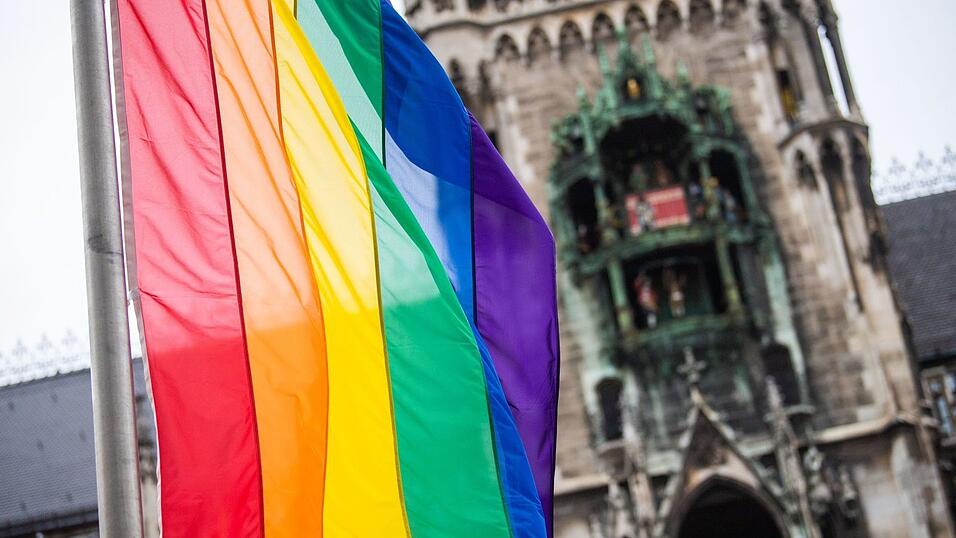 Als Zeichen der Solidarit&auml;t wehen vor dem M&uuml;nchner Rathaus Regenbogenflaggen. (Archivbild)