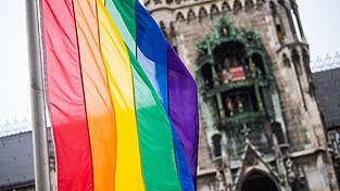 Als Zeichen der Solidarit&auml;t wehen vor dem M&uuml;nchner Rathaus Regenbogenflaggen. (Archivbild)