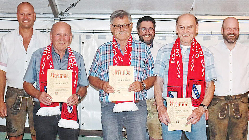Die drei neuen Ehrenmitglieder des DJK-SV Mirskofen (vorne, v.l.): Eberhard Neugebauer, Hans Gmahl und Hermann Ruis.