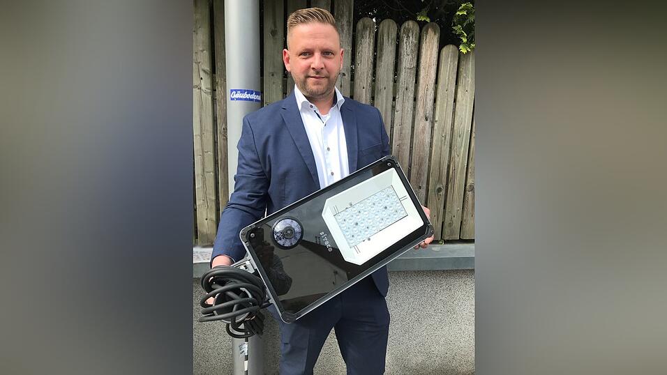 Andreas Ort von der Firma Siteco aus Traunreut mit einer neuen Lampe. Andreas Ort von der Firma Siteco aus Traunreut mit einer neuen Lampe.
