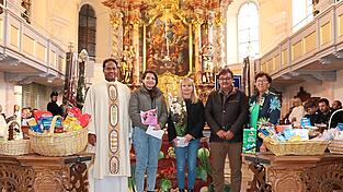 Große Freude empfanden (v.li.) Pfarrer Saju Thomas, Petra Sanktjohanser, Verena Gerstl, Lauri Seidl, Angelika Aiwanger mit den zahlreichen Gottesdienstbesuchern.