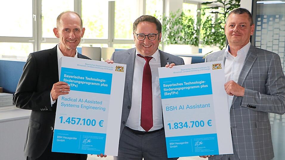Staatssekretär Tobias Gotthardt (Mitte) übergab die symbolischen Schecks der Fördersumme an Hans-Joachim Gast (links) und Bernhard Kobl. Staatssekretär Tobias Gotthardt (Mitte) übergab die symbolischen Schecks der Fördersumme an Hans-Joachim Gast (links) und Bernhard Kobl.