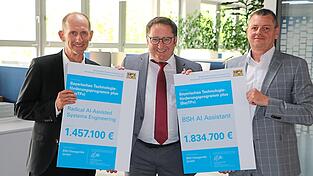 Staatssekretär Tobias Gotthardt (Mitte) übergab die symbolischen Schecks der Fördersumme an Hans-Joachim Gast (links) und Bernhard Kobl.