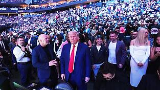 US-Pr&auml;sident Donald Trump - hier mit UFC-Boss Dana White - gilt als Mixed-Martial-Arts-Fan. Athleten des Kampfsports sollen nun FBI-Mitarbeiter trainieren. (Archivbild)
