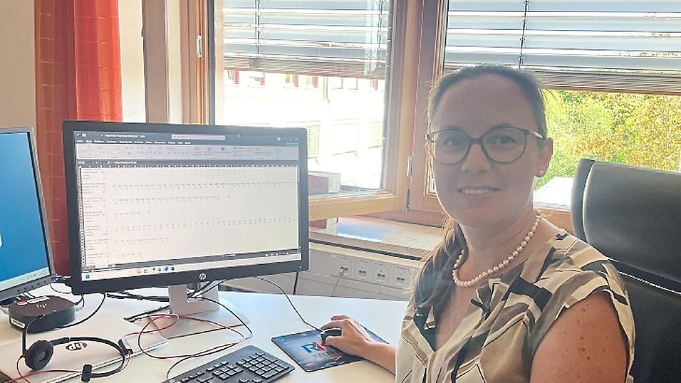 Drei Tage lang war Juristin Stephanie Aumer mit dem Ausz&auml;hlen der Unterschriften besch&auml;ftigt.