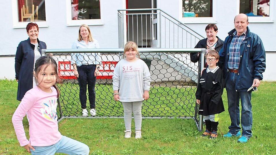 Im neuen Fußballtor steht Sofia, die auf den Ball von Susan wartet. Mit im Bild von links: Rektorin Gabriele Zillner, Erzieherin Tanja Dengler, die Sponsoren des Fußballtores Isolde und Hubert Schmidt und davor der stolze Schiri Luca mit dem noch etwas geräumigen Trikot und dem Schiedsrichterpfeiferl. Im neuen Fußballtor steht Sofia, die auf den Ball von Susan wartet. Mit im Bild von links: Rektorin Gabriele Zillner, Erzieherin Tanja Dengler, die Sponsoren des Fußballtores Isolde und Hubert Schmidt und davor der stolze Schiri Luca mit dem noch etwas geräumigen Trikot und dem Schiedsrichterpfeiferl.