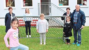 Im neuen Fußballtor steht Sofia, die auf den Ball von Susan wartet. Mit im Bild von links: Rektorin Gabriele Zillner, Erzieherin Tanja Dengler, die Sponsoren des Fußballtores Isolde und Hubert Schmidt und davor der stolze Schiri Luca mit dem noch etwas geräumigen Trikot und dem Schiedsrichterpfeiferl.