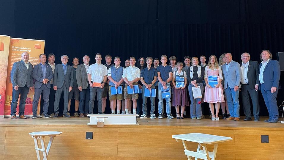 Die 15 Junggesellen und -gesellinnen haben ihre Ausbildung zum Schreiner mit Bravour gemeistert. Obermeister Thomas Stadler (Sechster von links), Vertreter der Kreishandwerkerschaft, Schreinerinnung Landshut und Handwerkskammer sowie stellvertretender Landrat Fritz Wittmann (Vierter von links), Stadtrat Hans-Peter Summer (Dritter von rechts) und Schulleiter Reinhold Ostermaier (rechts) gratulierten herzlich.