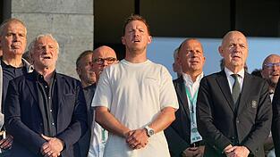 Julian Nagelsmann (m.) steht zwischen DFB-Sportdirektor Rudi V&ouml;ller (l.) und Verbandschef Bernd Neuendorf (r.) auf der Trib&uuml;ne des Berliner Olympiastadions.