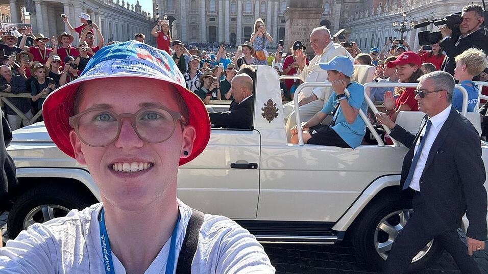 Wolfgang Jester hat Papst Franziskus schon zweimal zuvor gesehen. 2024 konnte er sogar ein Foto mit dem Papst machen, der im Hintergrund zu erkennen ist.
