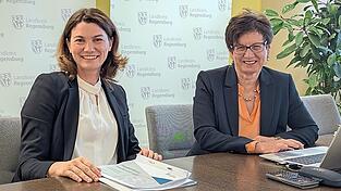 Landr&auml;tin Tanja Schweiger (links) und Kreisk&auml;mmerin Petra Grimm bei der Pressekonferenz.