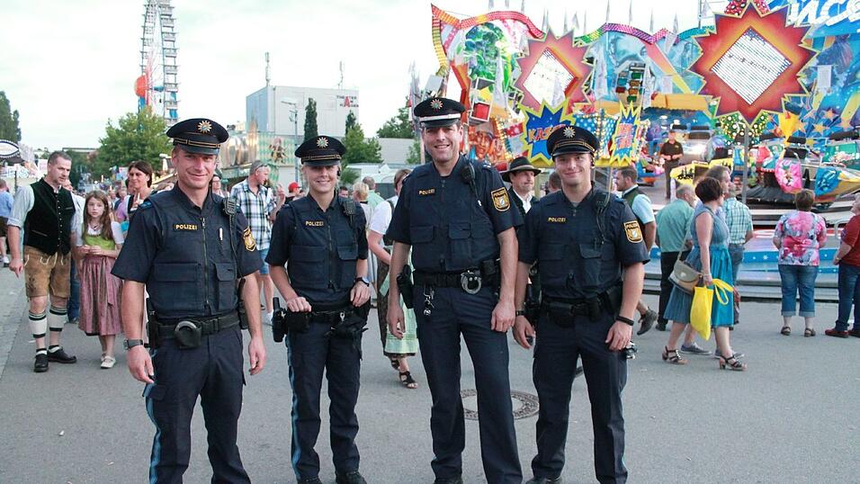 Auf dem G&auml;ubodenvolksfest sorgen sie f&uuml;r Sicherheit (v.l.): Polizeihauptmeister Michael Edenhofer, Polizeiobermeisterin Marina Lau&szlig;er, Polizeioberkommissar Rainer Pongratz und Polizeimeister Johannes Gei&szlig;.