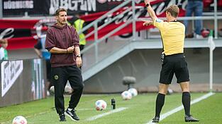 Kein guter Abend für Nürnbergs Trainer Miroslav Klose - diese Gelbe Karte durch Schiedsrichter Jarno Wienefeld aber erhielt sein Co-Trainer Javier Pinola hinter ihm.