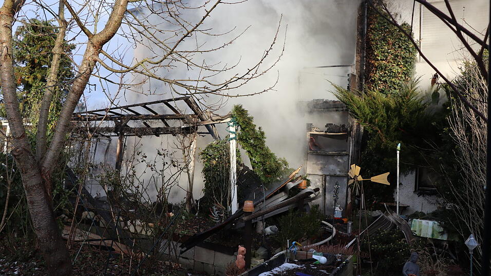 Die Feuerwehr löscht einen Vollbrand in Cham-Siechen. Die Feuerwehr löscht einen Vollbrand in Cham-Siechen.