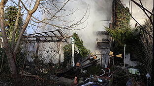 Die Feuerwehr löscht einen Vollbrand in Cham-Siechen. Die Feuerwehr löscht einen Vollbrand in Cham-Siechen.