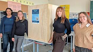 Standen den Schülern mit Rat und Tat bei der Wahlpremiere zur Seite: die Wahlhelferinnen Natascha Bauer (v. l.), Kristina Demmelmaier, Katja Nagel und Isabell Hiller. Standen den Schülern mit Rat und Tat bei der Wahlpremiere zur Seite: die Wahlhelferinnen Natascha Bauer (v. l.), Kristina Demmelmaier, Katja Nagel und Isabell Hiller.