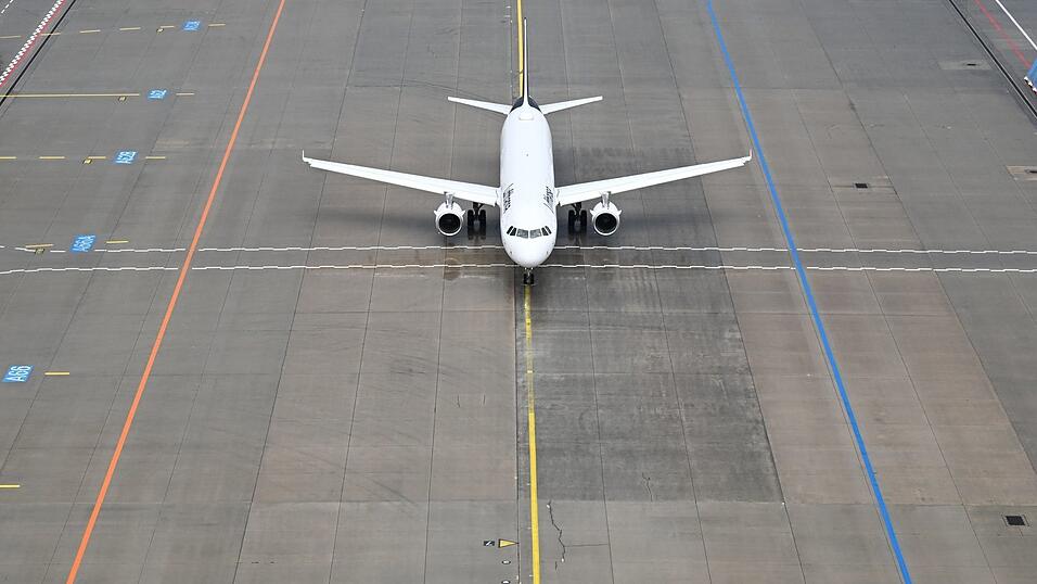 Das Flugzeug stand mehr als eine Stunde nach dem urspr&uuml;nglich geplanten Abflug noch auf dem Vorfeld des Flughafens. (Symbolbild)