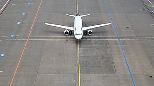 Das Flugzeug stand mehr als eine Stunde nach dem ursprünglich geplanten Abflug noch auf dem Vorfeld des Flughafens. (Symbolbild) Das Flugzeug stand mehr als eine Stunde nach dem ursprünglich geplanten Abflug noch auf dem Vorfeld des Flughafens. (Symbolbild)