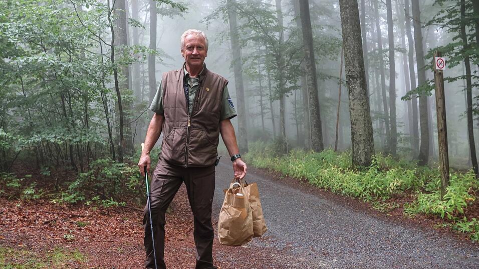 Nationalpark-Ranger Lothar Mies kam von seinem sonnt&auml;glichen Rundgang mit zwei gef&uuml;llten T&uuml;ten M&uuml;ll vom Lusen zur&uuml;ck.