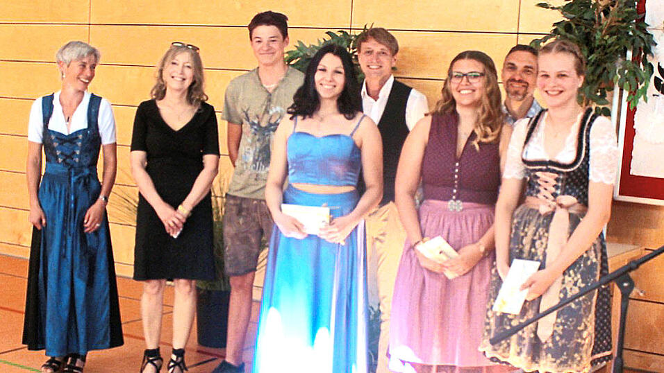 Die Jahrgangsbesten Michael Lankes, Mona Serve, Lisa Lohmer und Laura Ederer mit der Schulleitung und ihren Klassenlehrern. Die Jahrgangsbesten Michael Lankes, Mona Serve, Lisa Lohmer und Laura Ederer mit der Schulleitung und ihren Klassenlehrern.