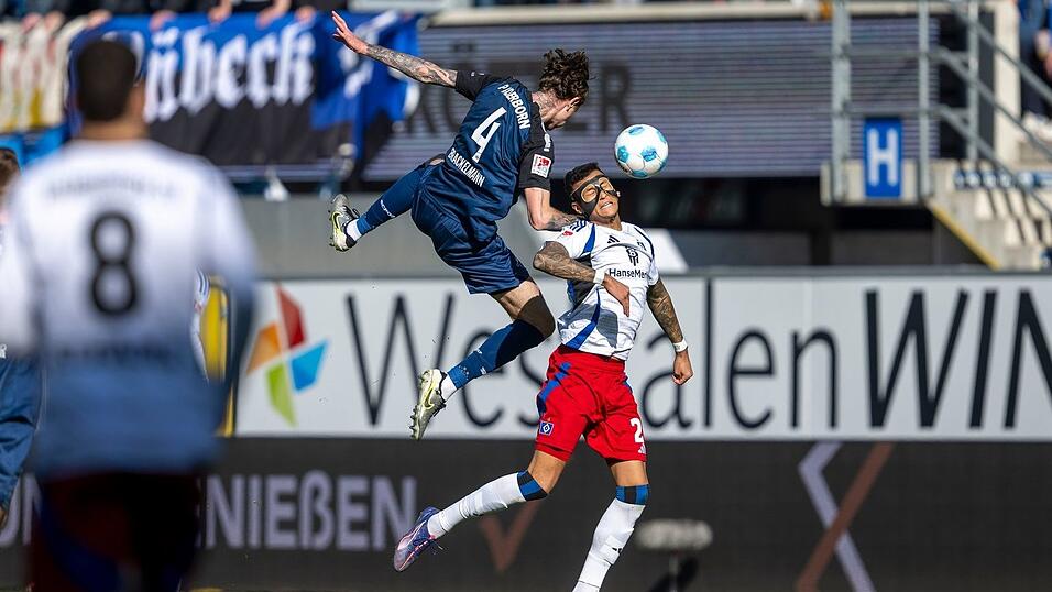 Hart umkämpftes Spiel: Paderborns Calvin Brackelmann (l) stoppt HSV-Torjäger Davie Selke.