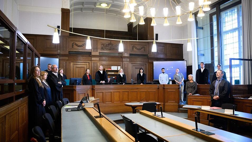 Die Prozessbeteiligten im Gerichtssaal 700 des Kriminalgerichts Moabit.