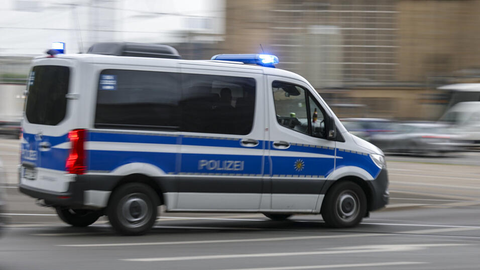 Eine Bank und eine Stra&szlig;e beschmierte der unbekannte T&auml;ter.