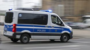 Eine Bank und eine Straße beschmierte der unbekannte Täter.