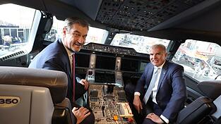Lufthansa-Vorstandschef Carsten Spohr (r, mit Ministerpr&auml;sident Markus S&ouml;der) hat gro&szlig;e Pl&auml;ne am M&uuml;nchner Flughafen.