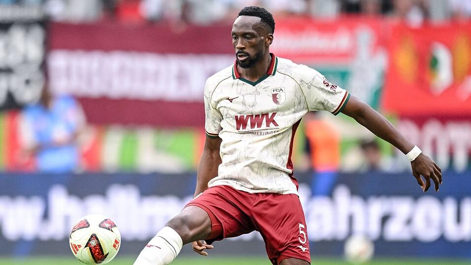 Der Abwehrchef des FC Augsburg in einer bislang starken Saison: Chrislain Matsima. (Archivbild) Der Abwehrchef des FC Augsburg in einer bislang starken Saison: Chrislain Matsima. (Archivbild)