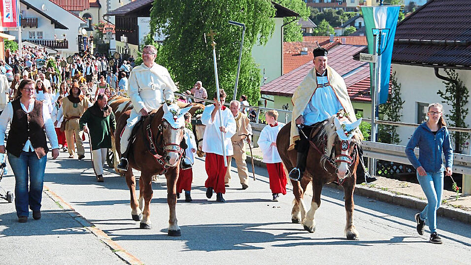 Beim Englmarisuchen ist der ganze Ort auf den Beinen. Jetzt ist das religi&ouml;se Brauchtum in die Liste des immateriellen Kulturerbes aufgenommen worden. Die offizielle Feier dazu muss sp&auml;ter stattfinden.