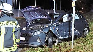 Durch die Wucht des Zusammenstoßes wurde der Hyundai an den rechten Fahrbahnrand geschleudert. Durch die Wucht des Zusammenstoßes wurde der Hyundai an den rechten Fahrbahnrand geschleudert.
