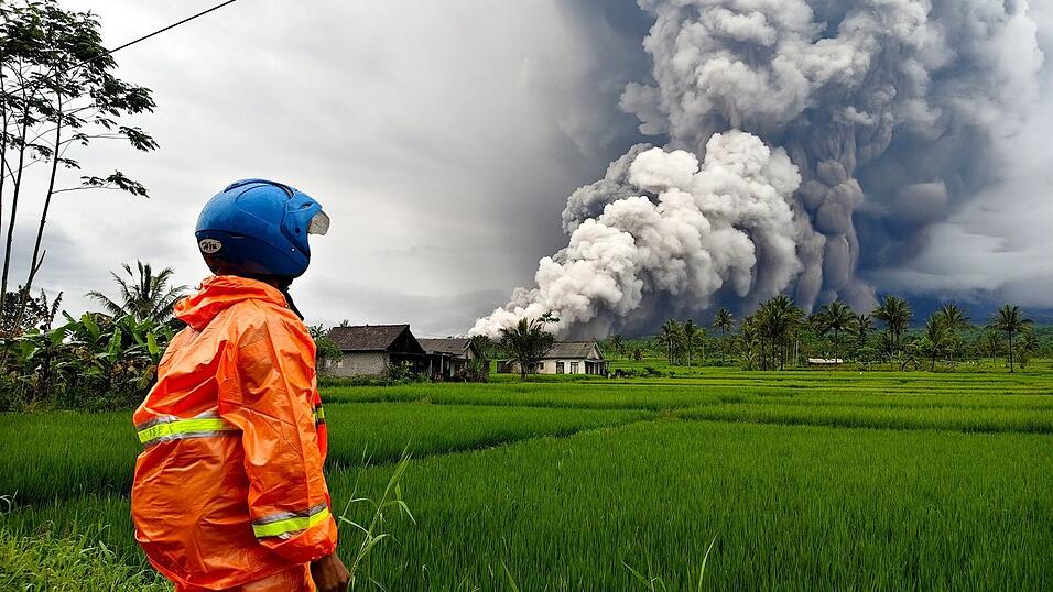 Die Aschesäule ist weithin zu sehen.