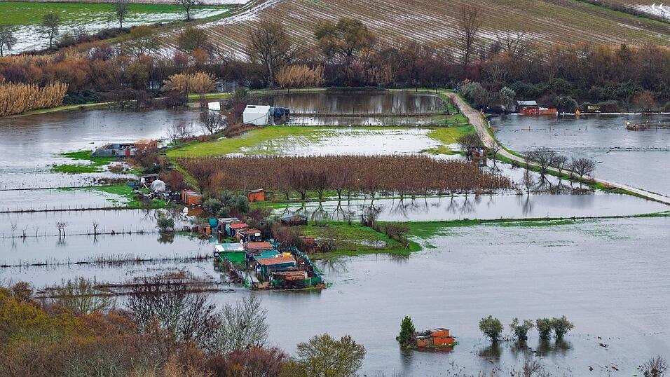 Nach einer ganzen Serie von Winterst&uuml;rmen stehen in Teilen Portugals und wie hier in der spanischen Extremadura weite Landstriche unter Wasser.