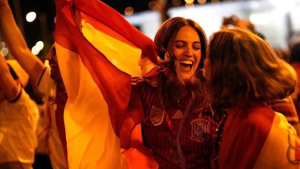 Der Jubel auf den Straßen der spanischen Hauptstadt Madrid unmittelbar nach dem Sieg bei der WM in Kanada, Mexiko und den USA am Sonntagabend gab schon einen Vorgeschmack auf die Riesenfeier nach der Rückkehr der Nationalelf in die Heimat. Der Jubel auf den Straßen der spanischen Hauptstadt Madrid unmittelbar nach dem Sieg bei der WM in Kanada, Mexiko und den USA am Sonntagabend gab schon einen Vorgeschmack auf die Riesenfeier nach der Rückkehr der Nationalelf in die Heimat.
