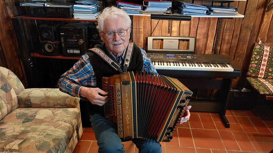 Arnold Brunner und sein 'Werkzeug' - die Steirische Harmonika.
