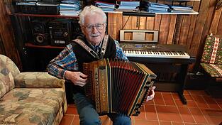 Arnold Brunner und sein 'Werkzeug' - die Steirische Harmonika.