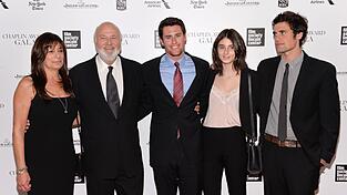 Rob Reiner und Ehefrau Michele (links) sind tot - Nick Reiner (ganz rechts) steht unter Mordverdacht. (Archivbild) Rob Reiner und Ehefrau Michele (links) sind tot - Nick Reiner (ganz rechts) steht unter Mordverdacht. (Archivbild)
