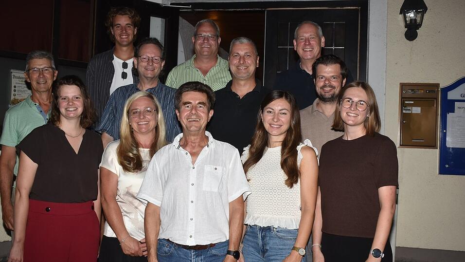 Die Vorstandschaft des Turnvereins Geisenhausen mit Vorsitzendem Franz Wolfsecker (vorne, 3. von links) für die kommenden zwei Jahre. Die Vorstandschaft des Turnvereins Geisenhausen mit Vorsitzendem Franz Wolfsecker (vorne, 3. von links) für die kommenden zwei Jahre.