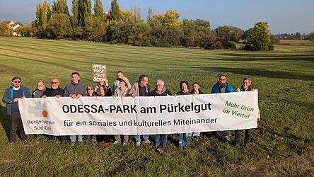 Hinter ihnen soll der Odessapark Gestalt annehmen. Wolfgang Bogie (F&uuml;nfter von rechts) und die Mitglieder des B&uuml;rgervereins wollen die Stadtverwaltung in die Verantwortung ziehen.