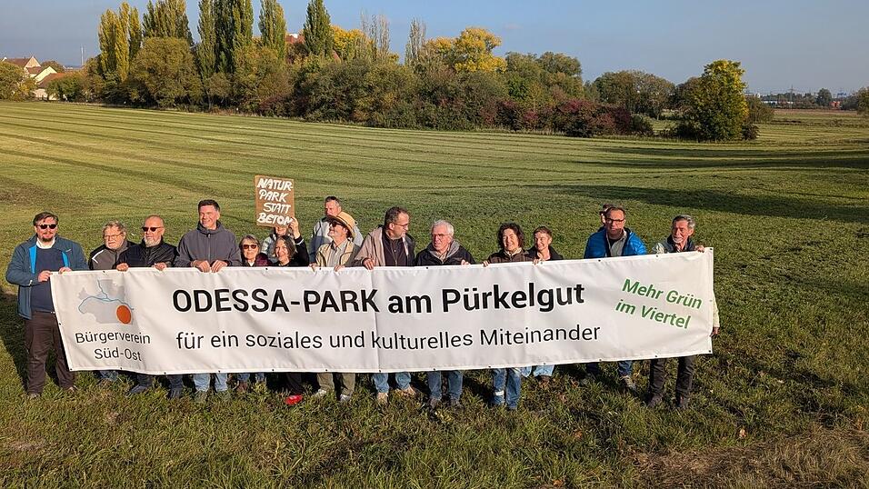Hinter ihnen soll der Odessapark Gestalt annehmen. Wolfgang Bogie (Fünfter von rechts) und die Mitglieder des Bürgervereins wollen die Stadtverwaltung in die Verantwortung ziehen. Hinter ihnen soll der Odessapark Gestalt annehmen. Wolfgang Bogie (Fünfter von rechts) und die Mitglieder des Bürgervereins wollen die Stadtverwaltung in die Verantwortung ziehen.