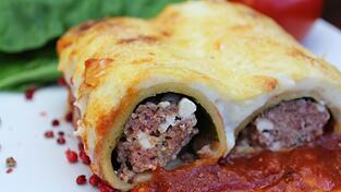 Cannelloni al forno mit Lammhack, Schafskäse und Mangold.