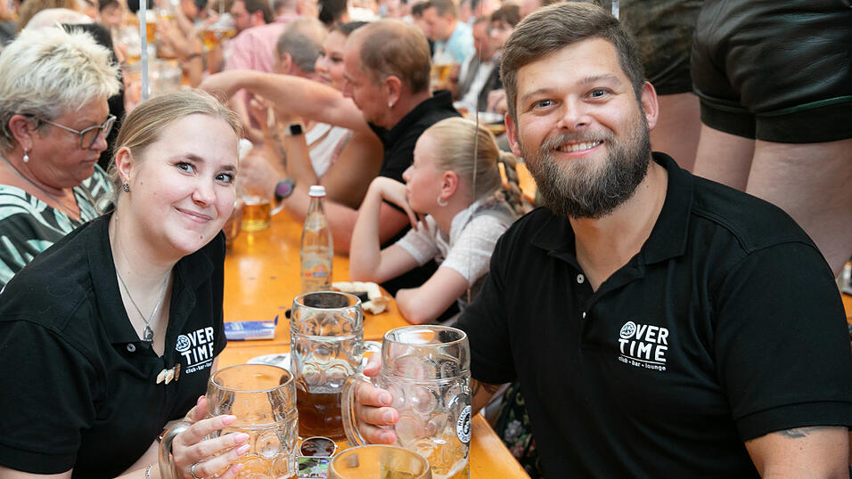 Echte Blasmusikfans lie&szlig;en sich den Montagabend im Festzelt Weckmann nicht entgehen.