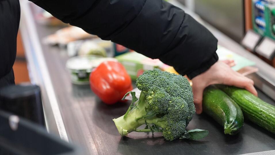 Die Lebensmittelpreise sind nicht mehr so stark gestiegen wie in den Monaten zuvor. Dennoch merken die Menschen beim Einkauf: Viele Nahrungsmittel sind teurer als noch vor einigen Jahren. (Symbolbild)