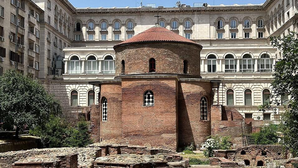 Die Rotunde des Heiligen Georg ist eine frühchristliche Kirche aus dem 4. Jahrhundert und liegt im Innenhof zwischen dem Hotel Sofia Balkan Palace und dem Präsidentensitz. Die Rotunde des Heiligen Georg ist eine frühchristliche Kirche aus dem 4. Jahrhundert und liegt im Innenhof zwischen dem Hotel Sofia Balkan Palace und dem Präsidentensitz.