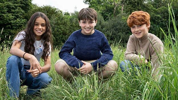 Arabella Stanton (l-r), Dominic McLaughlin und Alastair Stout spielen in der neuen HBO-Serie Hermine Granger, Harry Potter und Ron Weasley. Arabella Stanton (l-r), Dominic McLaughlin und Alastair Stout spielen in der neuen HBO-Serie Hermine Granger, Harry Potter und Ron Weasley.