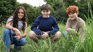 Arabella Stanton (l-r), Dominic McLaughlin und Alastair Stout spielen in der neuen HBO-Serie Hermine Granger, Harry Potter und Ron Weasley. Arabella Stanton (l-r), Dominic McLaughlin und Alastair Stout spielen in der neuen HBO-Serie Hermine Granger, Harry Potter und Ron Weasley.