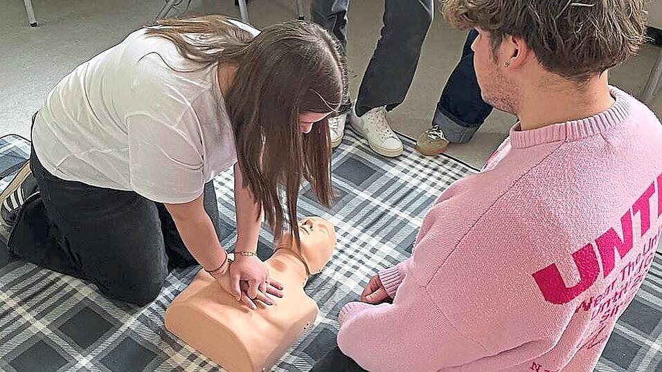 Worauf es bei der Wiederbelebung ankommt, sollen die Gymnasiasten in der Praxis selbst &uuml;ben k&ouml;nnen.