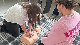 Worauf es bei der Wiederbelebung ankommt, sollen die Gymnasiasten in der Praxis selbst &uuml;ben k&ouml;nnen.